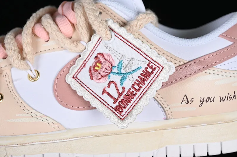 All Categories Nk SB Dunk Series Nk SB Dunk Low Low-top sneakers Nk Dunk Low Retro vibe style Rose cloth patch Brown and white distressed oxidation SB strap casual sneakers DH9765-100